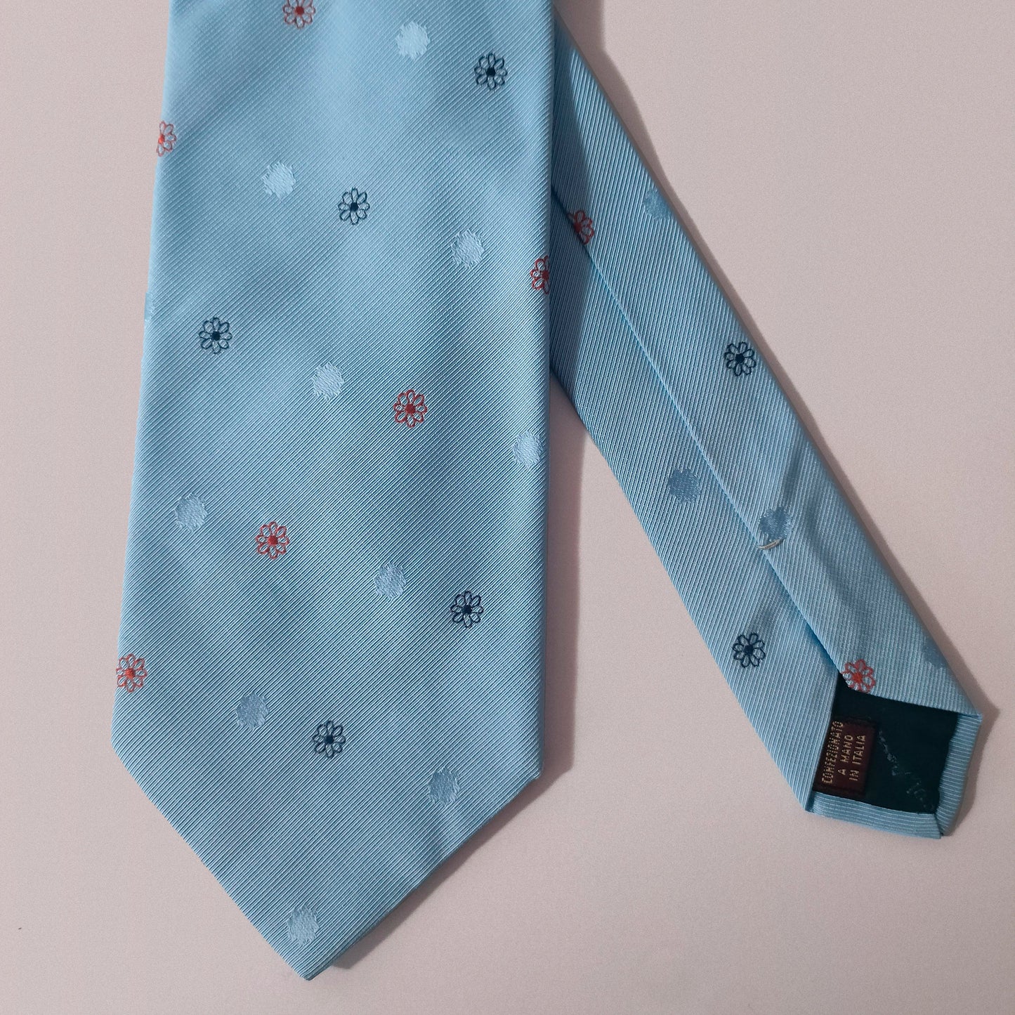 Cravatta Azzurra Pura Seta con Microdisegno Fiorellini Ricamati Blu Rosso