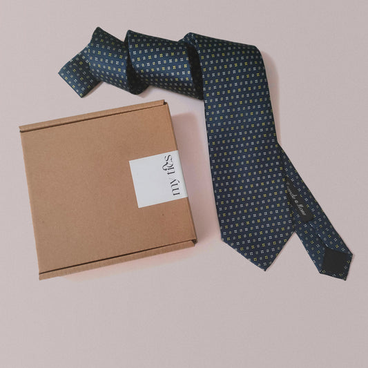 Cravatta Blu con Microdisegno Fiorellini Bianchi e Gialli