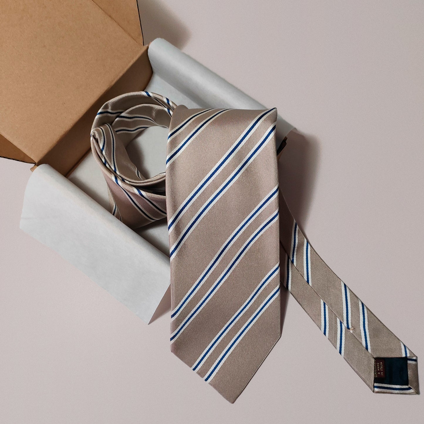 Cravatta Regimental Beige con Righe Bianche e Blu Classica Elegante Casual