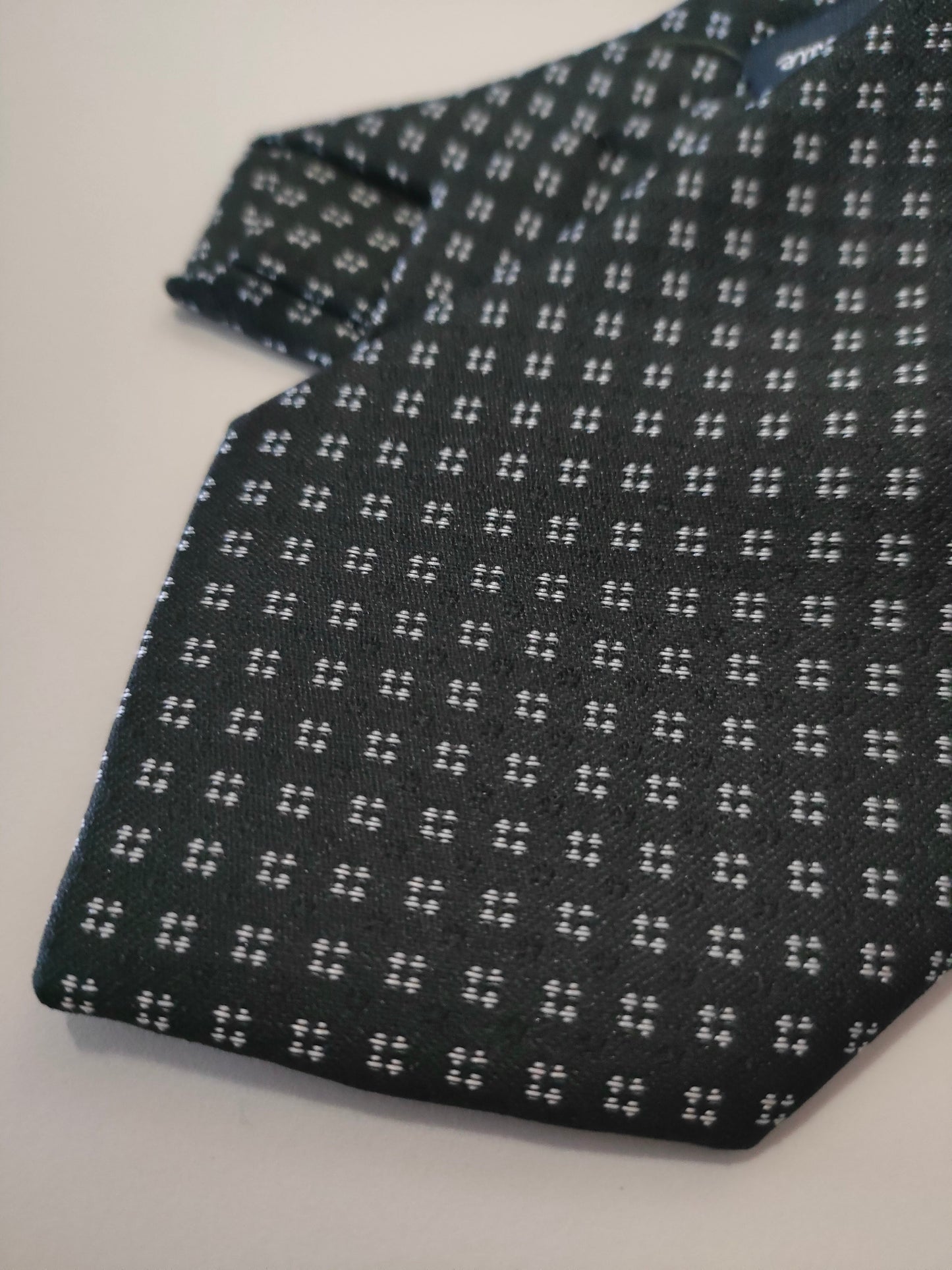 Cravatta Uomo Blu Navy con Microdisegno Geometrico a Puntini Bianchi