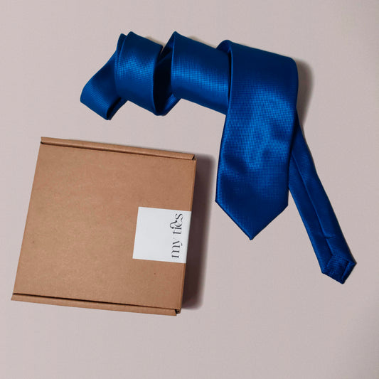 Cravatta Blu Tinta Unita con Quadretti in Rilievo Tono su Tono