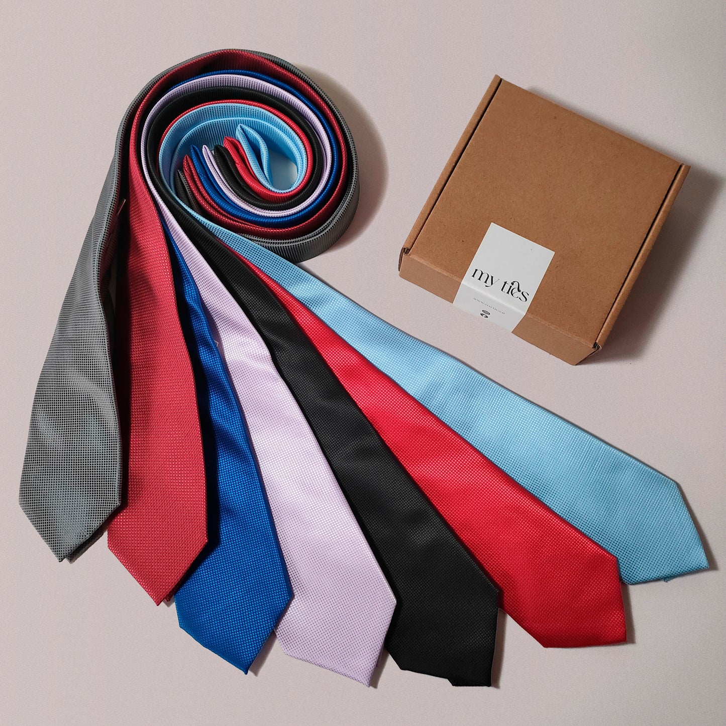 Cravatta Blu Tinta Unita con Quadretti in Rilievo Tono su Tono