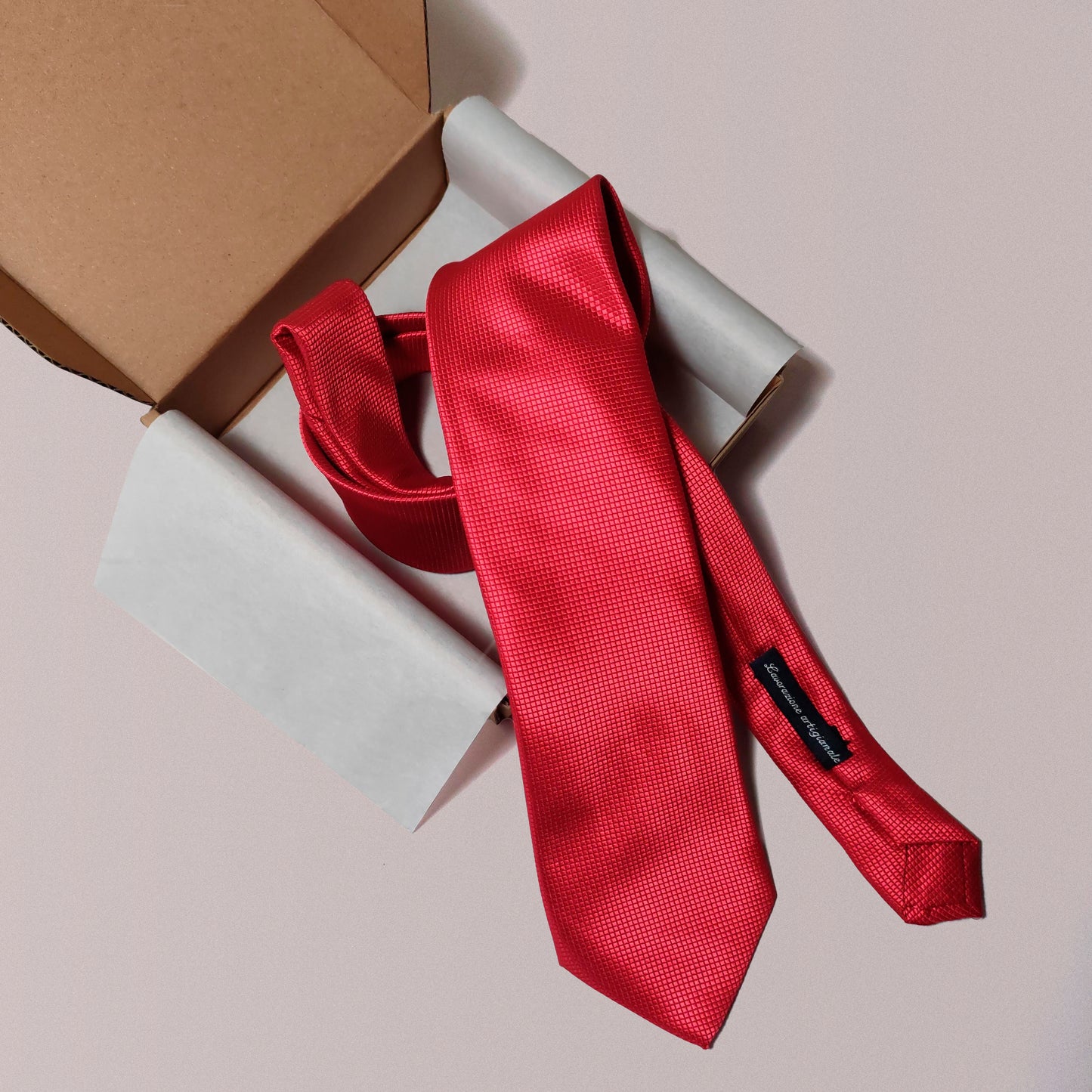 Cravatta Rossa Tinta Unita con Quadretti in Rilievo Tono su Tono